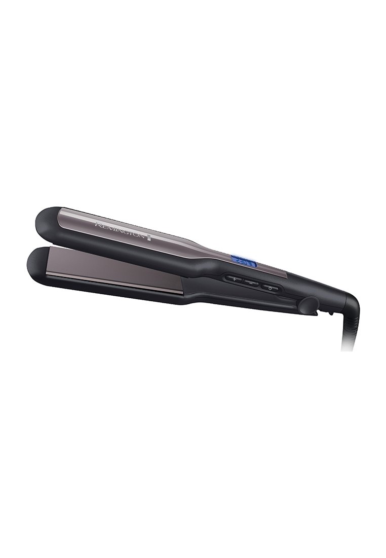 Prostownica do włosów Remington z czarną plastikową rączką, metalowymi płytkami i niebieskim przyciskiem do regulacji temperatury. Smukły, ergonomiczny design.