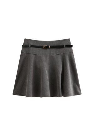 Jupe évasée grise avec une texture lisse, dotée d'une ceinture noire avec une boucle dorée. Design simple, longueur mi-cuisse, coupe ajustée à la taille.