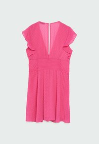 Robe courte rose avec décolleté en V profond, manches courtes à volants, tissu texturé, taille froncée et fermeture éclair à l'arrière.