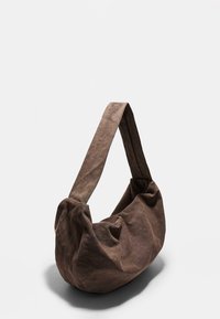 Brun stof skuldertaske med et afslappet design, bredt rem og samlet struktur. Rund form og en blød finish. Ingen synlig hardware.