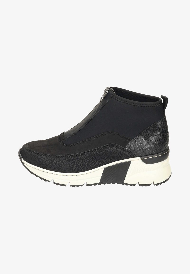 Baskets noires montantes avec fermeture éclair sur le devant, panneaux texturés et lisses, semelle blanche avec grip noir, et languette au talon.