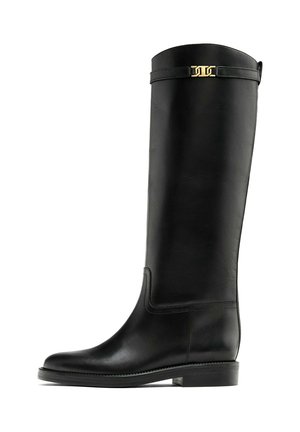 Stivale in pelle nera al ginocchio con suola piatta, accenti in hardware dorato, texture liscia e design minimalista. Stile classico per un'ampia versatilità.