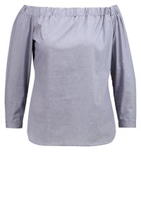 Ljusgrå off-shoulder-blus med långa ärmar, samlad halsringning och mjuk textur. Har rak passform och en lätt lyster.