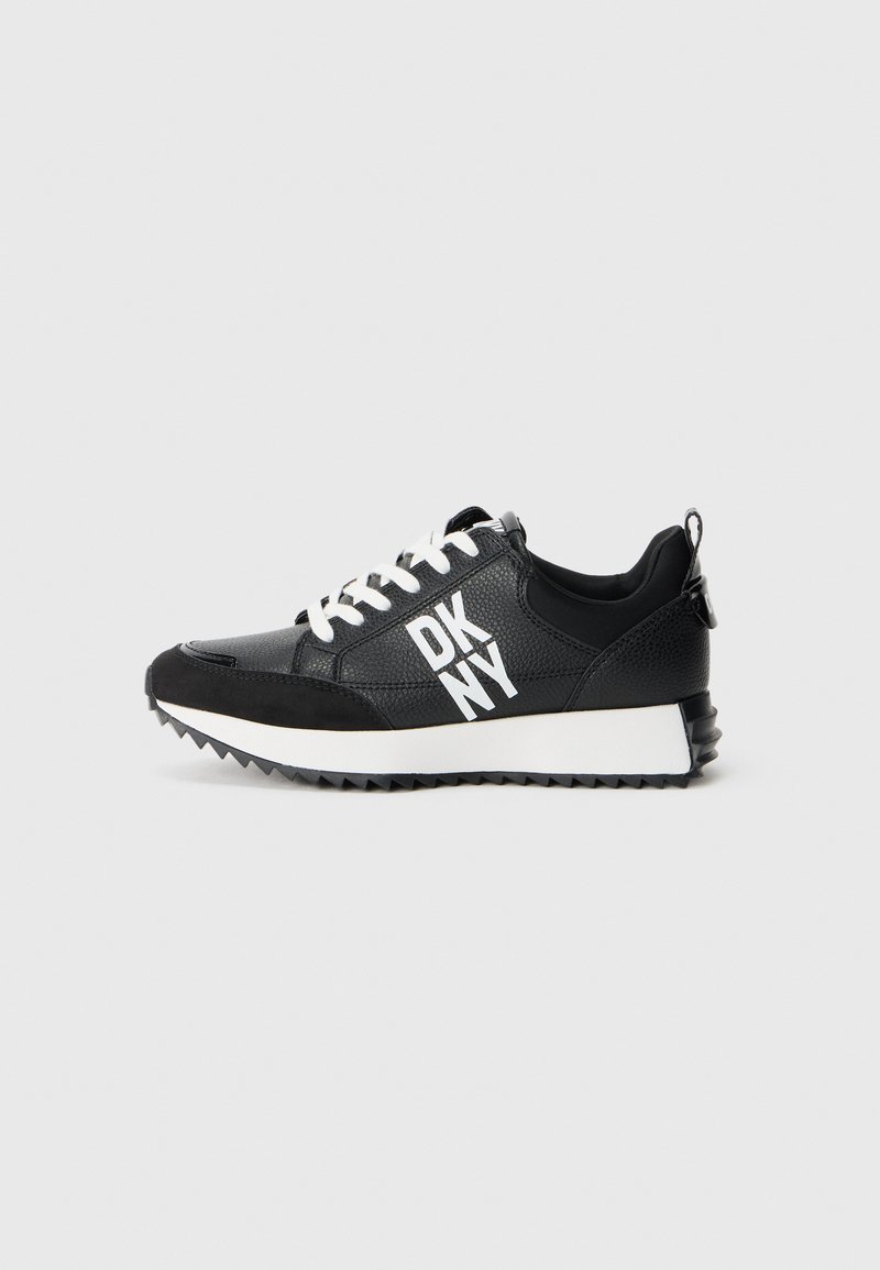 Baskets de sport noires avec une tige en cuir texturé, des lacets blancs et une semelle intermédiaire blanche. Présente une semelle texturée avec des rainures et un logo.
