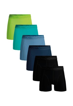 Set van boxershorts met zes kleuren: neon groen, teal, lichtblauw, donkerblauw en twee zwarte, met een elastische zwarte tailleband waarop de merknaam staat.
