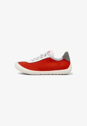 Roter Canvas-Sneaker mit weißer Sohle, grauem Fersenakzent und grauen Schnürsenkeln. Runde Zehenform und strukturierte Oberfläche. Schlichtes Design.
