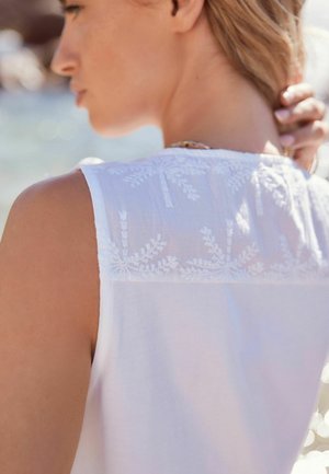 BRODERIE SLEEVELESS - REGULAR FIT - Blusa - white