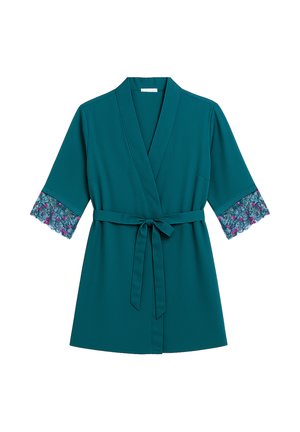 Robe courte teal avec une ceinture à la taille et des manches trois-quarts, ornée de garniture en dentelle florale bleue et rose.