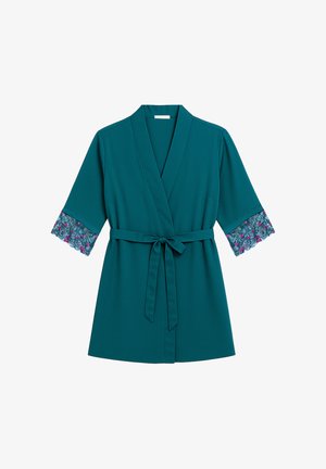 Turkusowy krótki szlafrok z paskiem w talii i rękawami o długości trzech ćwiartek, ozdobiony koronkowym wykończeniem w kwiaty w kolorze niebieskim i różowym.