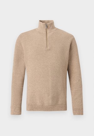 Beiger, strukturiert gestrickter Pullover mit langen Ärmeln und einem kurzen vorderen Reißverschluss, der bis zum Stehkragen reicht, vor einfachem Hintergrund angezeigt.