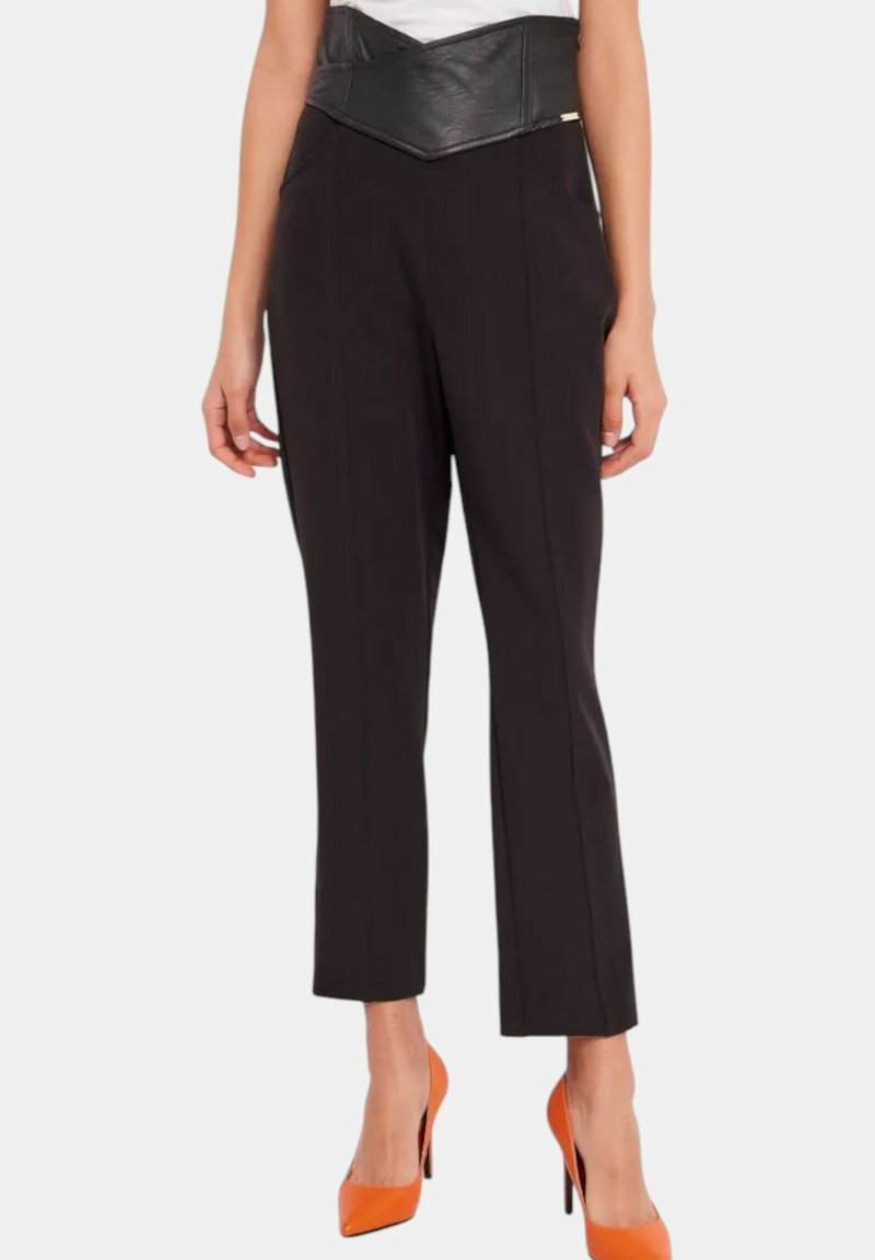 Pantaloni neri a vita alta in tessuto cropped con una cintura alta in ecopelle nera. Presentano cuciture verticali e un design pulito e sartoriale.