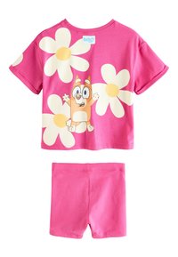 Ensemble deux pièces en coton rose comprenant un T-shirt à manches courtes avec un personnage de dessin animé et des marguerites blanches, assorti à un short.