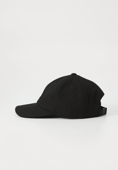 Schwarze Kappe aus strukturiertem Stoff mit einem gebogenen Schirm, verstellbarem Riemen auf der Rückseite und sechs Belüftungslöchern. Seitenansicht.