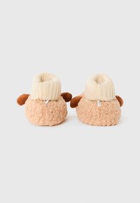 Myke beige babyfutter med strikkede mansjetter og små brune ører på sidene, designet for varme og komfort.