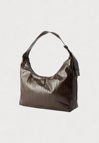 Geantă hobo din piele maro cu textură netedă, având dungi verticale, formă curbată și o curea de umăr reglabilă.