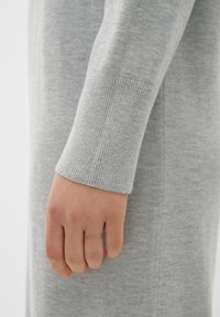 s.Oliver MIT KAPUZE - Robe pull - grau meliert