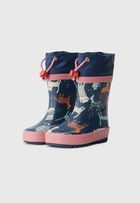 Botas de chuva de borracha azuis com sola rosa e padrões decorativos de animais. Apresentam um topo dobrável com cordões e detalhes rosa.