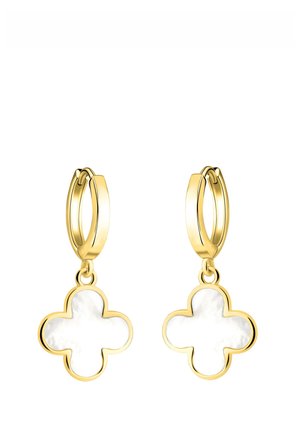 Goldene Creolen mit hängenden, weißen Anhängern in Form eines vierblättrigen Kleeblatts, mit einer glatten, polierten Oberfläche.