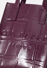 Ted Baker GATOCON EFFECT MINI ICON BAG - Rankinė - maroon