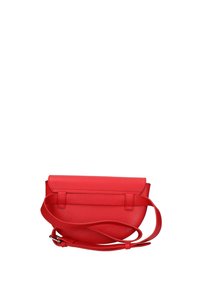 Borsa a tracolla rossa in pelle con finitura testurizzata, forma rettangolare e tracolla regolabile; presenta una chiusura a ribalta e hardware minimale.