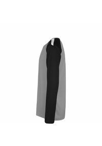 Schwarz-graues langärmliges shirt mit rundem Halsausschnitt, versehen mit einem kontrastierenden weißen Akzent an der Schulter und einer glatten Textur.