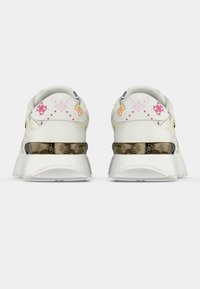 Λευκά αθλητικά παπούτσια με πολύχρωμα λουλουδάτα σχέδια, μια μεταλλική λωρίδα διακόσμησης στη φτέρνα και υφασμένο πάτο για επιπλέον κράτημα.