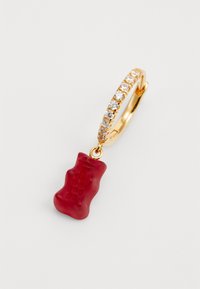 Boucle d'oreille en or avec un charme en ourson en gomme rouge, dotée d'une surface texturée et d'accents en cristal sur la boucle.