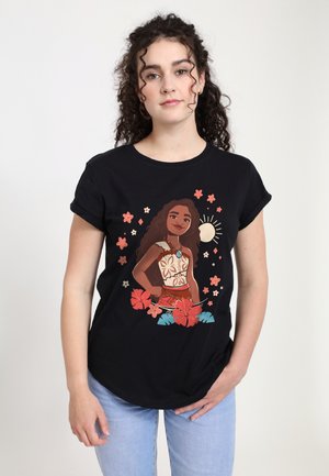 Sort bomulds t-shirt med et farverigt grafisk motiv af en karakter blandt blomster og tropiske blade, med en solillustration i baggrunden.
