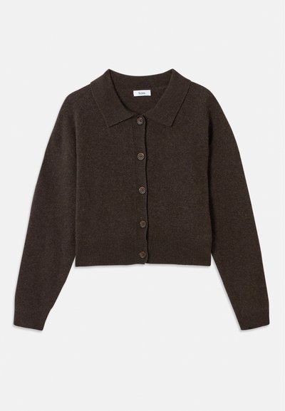 Cardigan à manches longues de couleur marron foncé, avec un col pointu et des poignets et un ourlet côtelés, présenté à plat sur un fond blanc.