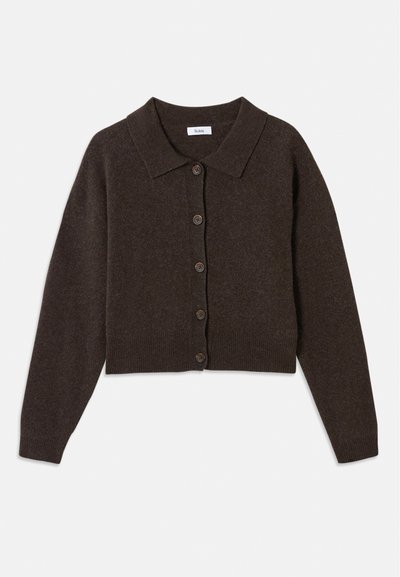Cardigan à manches longues de couleur marron foncé, avec un col pointu et des poignets et un ourlet côtelés, présenté à plat sur un fond blanc.