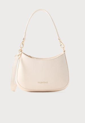 Borsa a tracolla testa di moro con texture beige chiaro, forma curva, accessori in oro, tracolla removibile e chiusura con zip superiore. Presenta il logo sul davanti.