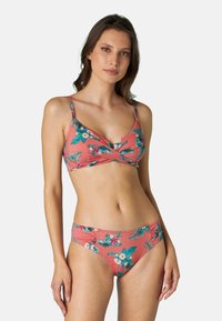 Set bikini floreale con base corallo e motivi di fiori turchesi e rosa. La parte superiore ha un design con fronte attorcigliato, spalline regolabili e slip coordinati.