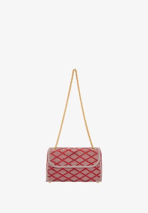 Posetă tip clutch roșie și albă, cu un model în diamante, curea din lanț aurie și închidere cu clapetă. Suprafață texturată cu accente metalice.