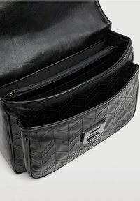 Zwarte leren handtas met een doorgestikt chevronpatroon, voorzien van een zilverkleurige sluiting en meerdere vakken, waaronder een vak met rits.