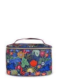 Multikleurige stoffen tas met bloemenpatroon, ronde vorm, ritssluiting en rode handgreep; beschikt over een gouden logo-accent.