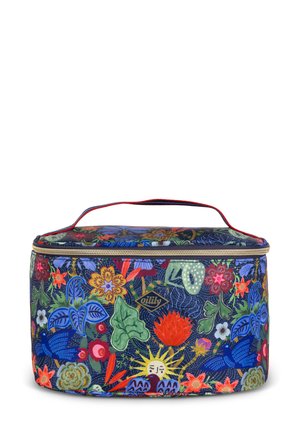 Multikleurige stoffen tas met bloemenpatroon, ronde vorm, ritssluiting en rode handgreep; beschikt over een gouden logo-accent.