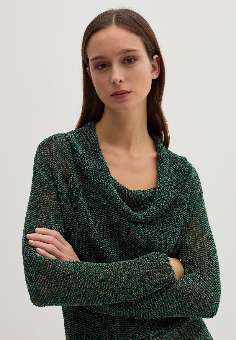 Camiseta de punto de manga larga en verde esmeralda con cuello tipo cowl y patrón texturizado. Presenta mangas ajustadas y una caída suelta en el cuerpo.