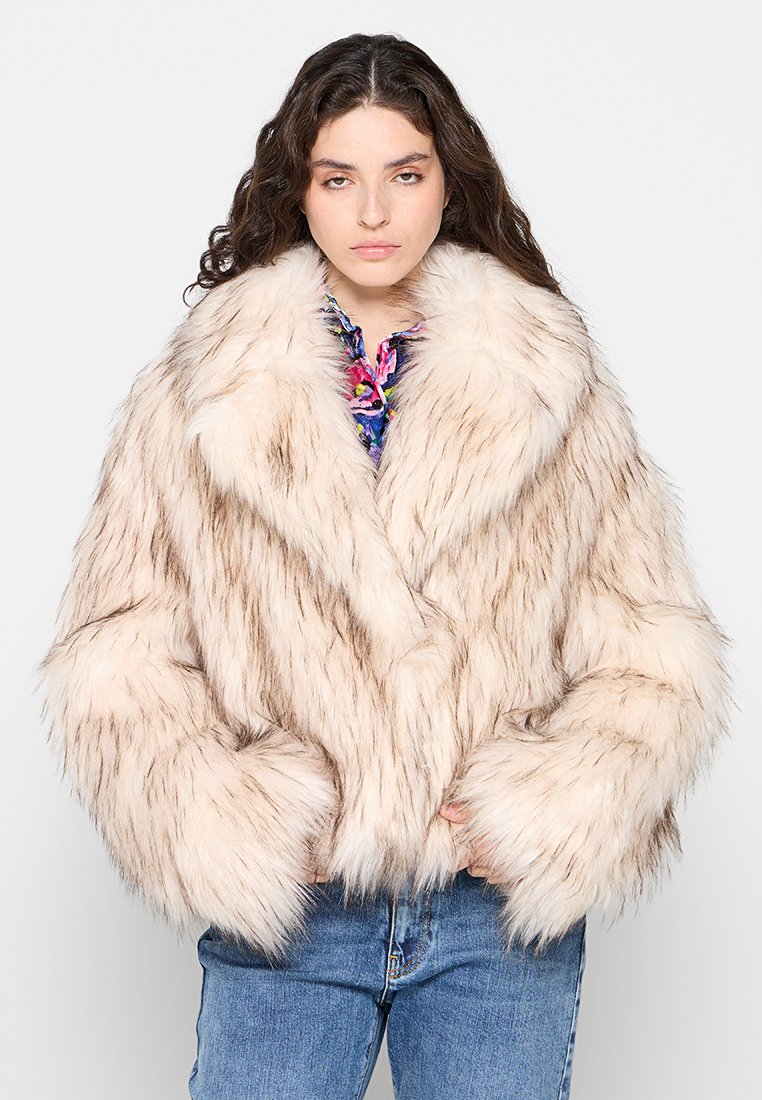 CHIARA FERRAGNI Winterjas crème