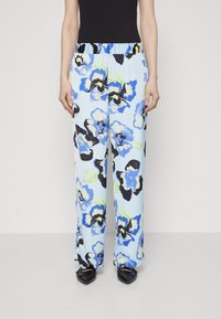 Pantaloni a gamba larga con motivo floreale in azzurro chiaro, con accenti blu, neri e verdi. Presentano una vita elastica e una texture del tessuto liscia.