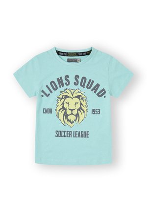 Camiseta de algodón azul claro con mangas cortas, que presenta un gráfico de un león y el texto "LIONS SQUAD" en gris oscuro y acentos amarillos.