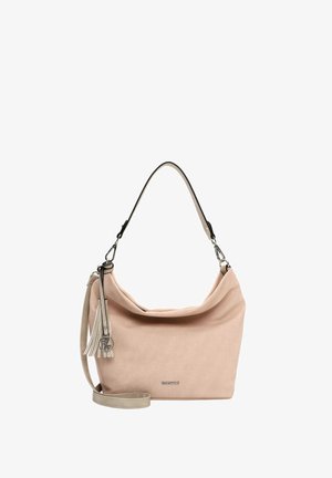 Bēšs vaļīgs plecu soma ar sudraba logotipu, noņemamu siksnu un dekoratīviem bārkstīm uz balta fona.