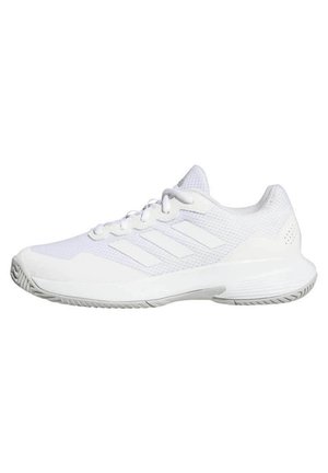Witte Adidas sportschoen met drie zijstrepen, een bovenwerk van mesh, vetersluiting en een geribbelde rubberen zool, getoond in profiel.