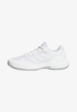 Chaussure de sport blanche Adidas avec trois bandes latérales, tige en mesh, fermeture à lacets et semelle en caoutchouc texturée, vue de profil.