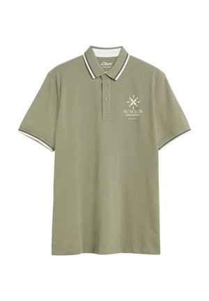 Jasno oliwkowa koszulka polo z krótkim rękawem, biało-czarnym paskowanym kołnierzykiem i mankietami, trzema guzikami oraz białym logo „SUN CLUB” na piersi.
