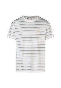 Camiseta de manga corta a rayas en blanco con líneas horizontales azules y grises. Presenta un cuello redondo y un pequeño parche de logo en el pecho.