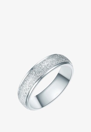 Sølv ring med en glat inderside, en tekstureret yderside med glitrende finish og polerede kanter.