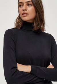 Schwarzer Rollkragensweater aus einem weichen, gerippten Stoff, mit langen Ärmeln und figurbetonter Passform. Keine sichtbaren Muster oder Hardware-Details.