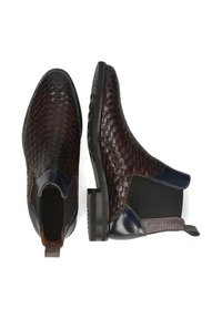 Bottines en cuir tissé bordeaux avec des panneaux latéraux élastiques et des semelles en caoutchouc noir, présentant une surface texturée et une languette à l'arrière.