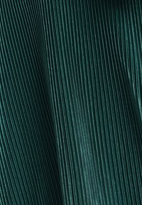 TUSSAH SOFFY MINI - Koktailové šaty/večierkové šaty - emerald plisse