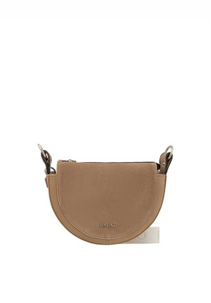 Okrągła torba na ramię z zamszu w kolorze koniakowym, z zamkiem błyskawicznym, srebrnymi elementami i czarnym paskiem. Na przodzie znajduje się wytłoczone logo marki.